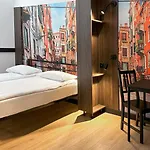 Vola Hostel *